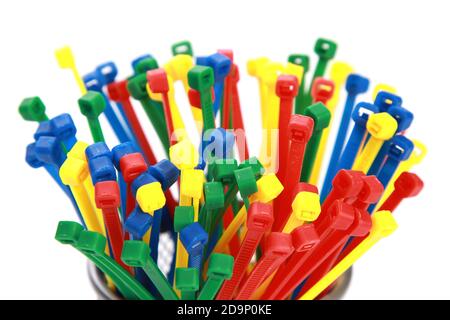 Eine isolierte Aufnahme eines Bündels mehrfarbiger Kabelbinder Auf weißem Hintergrund Stockfoto