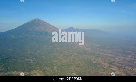 Schöner Sonnenaufgang auf dem Vulkan. Blick auf den Vulkan Agung vom Gipfel des Batur. Indonesien, Bali Stockfoto