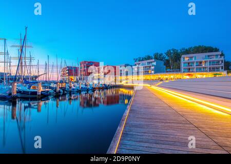 Schleswig-Holstein, Travemünde - Priwall, Waterfront - Beach Bay. Es ist die Neuentwicklung am Passathafen. Restaurants und Ferienwohnungen und das Hotel Fahren Sie langsamer. Stockfoto