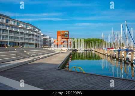 Travemünde - Priwall, Waterfront - Beach Bay. Es ist die Neuentwicklung am Passathafen. Restaurants und Ferienhäuser und das Hotel Slow Down (rechts) Stockfoto