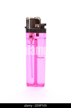 Eine vertikale Aufnahme eines rosa transparenten Feuerzeugs mit Feuerzeug Flüssigkeit isoliert auf weißem Hintergrund Stockfoto