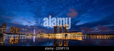 Skyline von Singapur Marina Bay am frühen Morgen Stockfoto