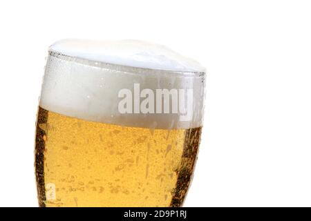 Nahaufnahme eines Glases Bier mit Schaum Isoliert auf weißem Hintergrund Stockfoto