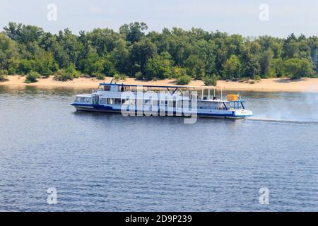 Kiew, Ukraine - 28. Juli 2018: Touristenschiff auf dem Dnjepr Fluss in Kiew Stockfoto