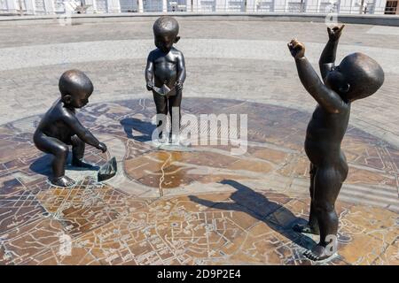 Kiew, Ukraine - 28. Juli 2018: Kinderdenkmal für die Gründer von Kiew auf dem Poschtova-Platz. Die Gründer von Kiew werden als kleine Kinder dargestellt Stockfoto