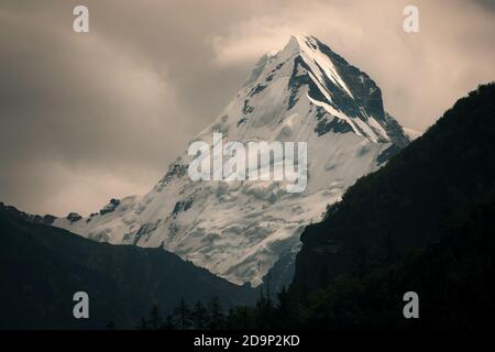 Landschaftsaufnahme des Gangotri-Gletschers unter dunklem, bewölktem Himmel Stockfoto