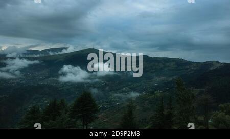 Landschaftsaufnahme von Wolken schweben und bewegen sich über das Grün Berge Stockfoto