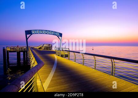 Deutschland, Schleswig-Holstein, Niendorf. Niendorf Pier am Morgen Stockfoto