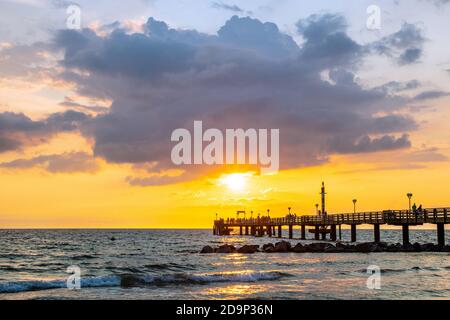 Deutschland, Mecklenburg-Vorpommern, Ostseebad Wustrow. Pier im Abendlicht Stockfoto