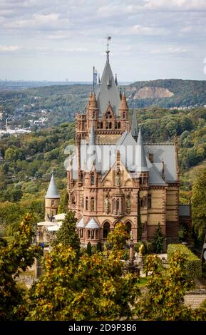 Königswinter, Nordrhein-Westfalen, Deutschland - Schloss Drachenburg am Drachenfels, Sehenswürdigkeit und Destination im Siebengebirge am Rhein. Stockfoto