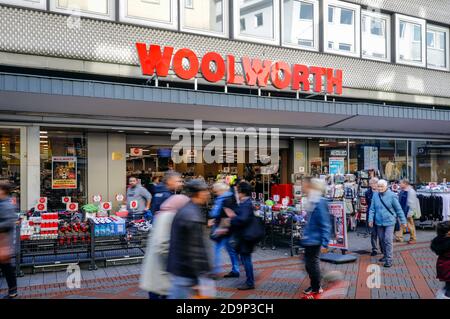 Gelsenkirchen, Ruhrgebiet, Nordrhein-Westfalen, Deutschland - Woolworth in der Fußgängerzone in der Altstadt von Gelsenkirchen. Stockfoto