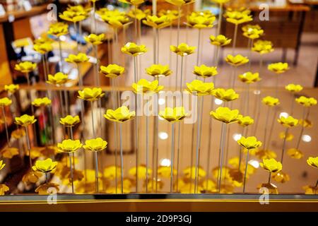Brisbane, Queensland, Australien - 25. September 2019: Künstliche gelbe Blumen in einem Kosmetikgeschäft Schaufenster in einem Einkaufszentrum Stockfoto