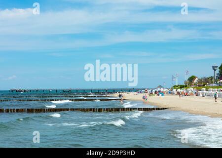 Deutschland, Mecklenburg-Vorpommern, Ostseebad Kühlungsborn, Bezirk Ost, Ostseestrand mit Blick auf die Seebrücke. Rechts der alte Wachturm vom Ostseeraum. (Info über die Flucht über den Osesee) Stockfoto