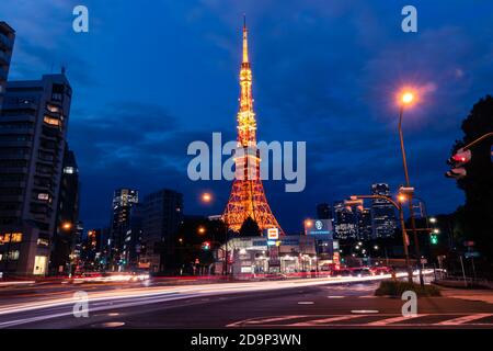 Blick auf den Tokyo Tower während der blauen Stunde mit leichten Wanderwegen. Stockfoto