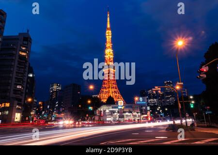 Blick auf den Tokyo Tower während der blauen Stunde mit leichten Wanderwegen. Stockfoto