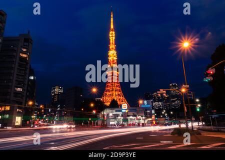 Blick auf den Tokyo Tower während der blauen Stunde mit leichten Wanderwegen. Stockfoto