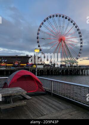 Seattle, USA. April 2020. Ein Zeltmittag am Wasser mit einem Herz auf dem Riesenrad. Stockfoto