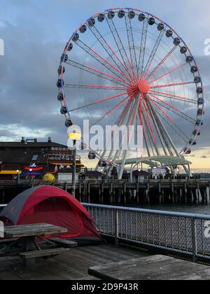 Seattle, USA. April 2020. Ein Zeltmittag am Wasser mit einem Herz auf dem Riesenrad. Stockfoto