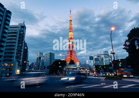 Blick auf den Tokyo Tower während der blauen Stunde mit leichten Wanderwegen. Stockfoto