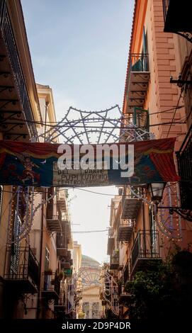 Haus, Puppentheater, Werbebanner, Allee, Palermo, Sizilien, Hauptstadt, Großstadt, Italien Stockfoto