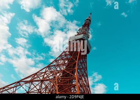 Struktur des Tokyo Tower am bewölkten Tag. Stockfoto