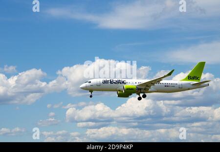 EL PRAT, BARCELONA, SPANIEN, SPANIEN - 18. Mai 2019: Barcelona, Spanien; 18. Mai 2019: Airbus A220 der Air Baltic Company, Landung in Barcelona' Stockfoto