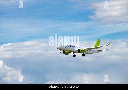 EL PRAT, BARCELONA, SPANIEN, SPANIEN - 18. Mai 2019: Barcelona, Spanien; 18. Mai 2019: Airbus A220 der Air Baltic Company, Landung in Barcelona' Stockfoto