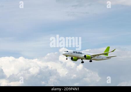 EL PRAT, BARCELONA, SPANIEN, SPANIEN - 18. Mai 2019: Barcelona, Spanien; 18. Mai 2019: Airbus A220 der Air Baltic Company, Landung in Barcelona' Stockfoto