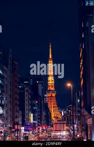 Verkehr auf der großen Stadtstraße in Tokio mit Tokyo Tower in der Ferne. Stockfoto