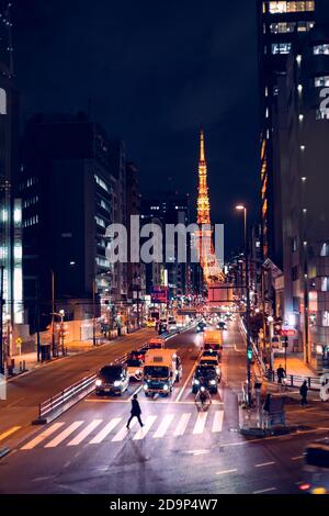 Verkehr auf der großen Stadtstraße in Tokio mit Tokyo Tower in der Ferne. Stockfoto