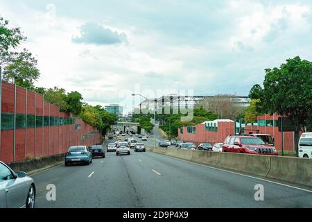 Brisbane, Queensland, Australien - 26. September 2019: Ein stetiger Zustrom von Autos in die Stadt in der Nähe des Suncorp Stadions Stockfoto