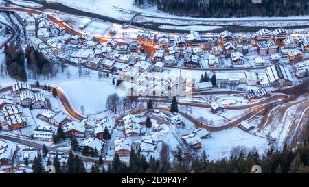 Erhöhte Ansicht von Caprile, Gemeinde Alleghe, Agordino, Dolomiten, Belluno, Venetien, Italien, Europa Stockfoto