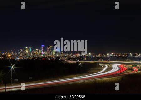 Calgary Alberta Skyline bei Nacht mit Deerfoot Trail im Vordergrund Stockfoto