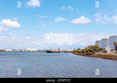 Brisbane, Queensland, Australien - 26. September 2019: Industriewharf am Fluss Stockfoto