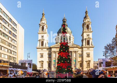 BUDAPEST, UNGARN - 21. November 2019: Weihnachtsbaum vor der St.-Stephans-Basilika. Stockfoto