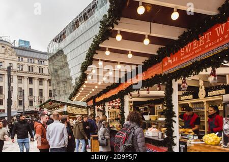 BUDAPEST, UNGARN - 08. NOVEMBER 2019: Touristen und Einheimische genießen den schönen Weihnachtsmarkt am Vorosmarty Platz. Stockfoto