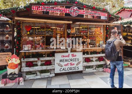 BUDAPEST, UNGARN - 08. NOVEMBER 2019: Touristen und Einheimische genießen den schönen Weihnachtsmarkt am Vorosmarty Platz. Stockfoto