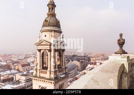 Blick auf Budapest von der St. Stephens Basilika, Budapest, Ungarn an einem verschneiten nebligen Tag Stockfoto