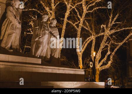 Kossuth Denkmal mit Weihnachtsschmuck in der Nacht in Budapes Stockfoto