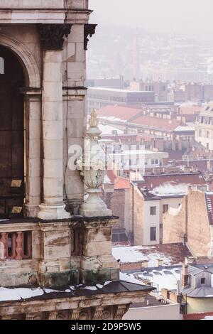 Blick auf Budapest von der St. Stephens Basilika, Budapest, Ungarn an einem verschneiten nebligen Tag Stockfoto