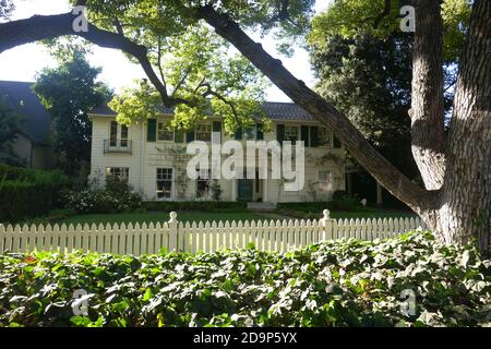 Pasadena, Kalifornien, USA 4. November 2020 EIN allgemeiner Blick auf die Atmosphäre des "Vater der Braut"-Hauses Drehort an der 843 South El Molino Avenue am 4. November 2020 in Pasadena, Kalifornien, USA. Foto von Barry King/Alamy Stockfoto Stockfoto