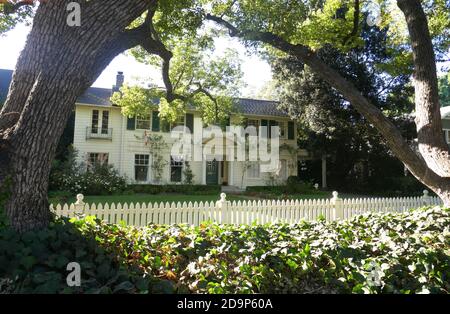 Pasadena, Kalifornien, USA 4. November 2020 EIN allgemeiner Blick auf die Atmosphäre des "Vater der Braut"-Hauses Drehort an der 843 South El Molino Avenue am 4. November 2020 in Pasadena, Kalifornien, USA. Foto von Barry King/Alamy Stockfoto Stockfoto