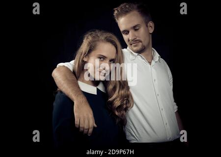 Junge schöne Paar Studio-Porträt auf schwarzem Hintergrund Stockfoto