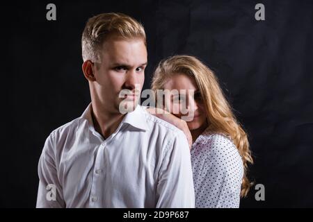 Junge schöne Paar Studio-Porträt auf schwarzem Hintergrund Stockfoto