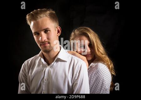 Junge schöne Paar Studio-Porträt auf schwarzem Hintergrund Stockfoto