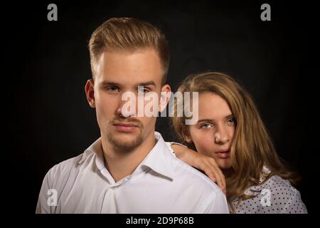 Junge schöne Paar Studio-Porträt auf schwarzem Hintergrund Stockfoto