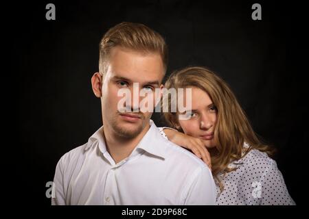 Junge schöne Paar Studio-Porträt auf schwarzem Hintergrund Stockfoto