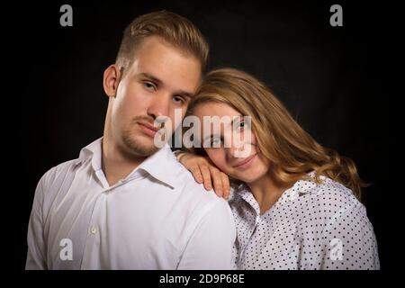 Junge schöne Paar Studio-Porträt auf schwarzem Hintergrund Stockfoto