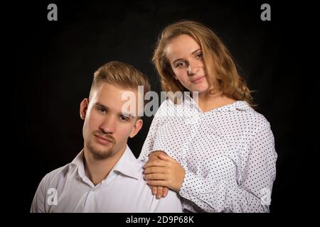 Junge schöne Paar Studio-Porträt auf schwarzem Hintergrund Stockfoto