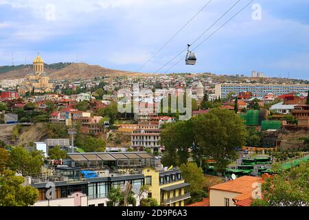 Atemberaubende Luftaufnahme von Tiflis mit der Seilbahn von der Innenstadt zur Festung Narikala, Georgien Stockfoto